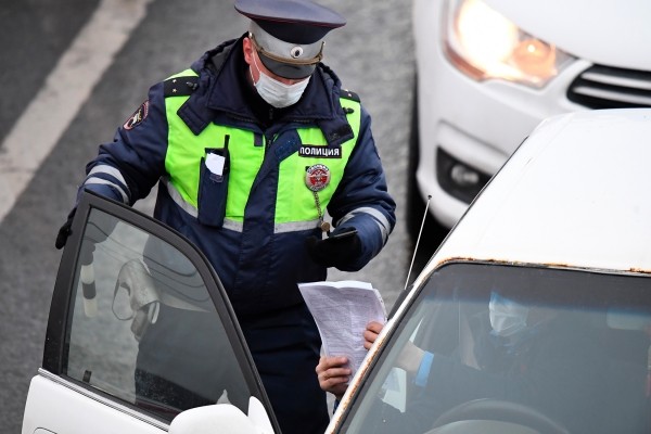 В ГИБДД разъяснили, что делать, если инспектор забрал документы в служебное авто 