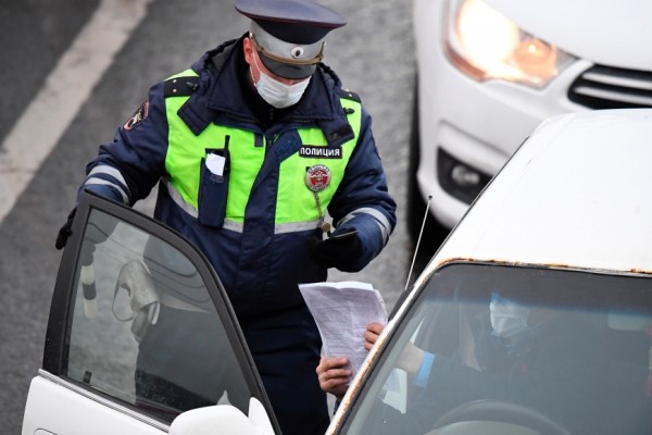 В ГИБДД стали чаще проверять салон при остановке автомобилей для досмотра