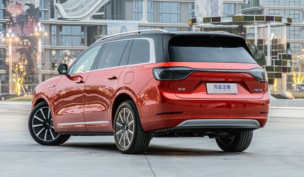 Huawei представил Aito M9: девять экранов, три проектора и 2 кВт звука Huawei представил Aito M9: девять экранов, три проектора и 2 кВт звука