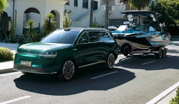 Huawei представил Aito M9: девять экранов, три проектора и 2 кВт звука Huawei представил Aito M9: девять экранов, три проектора и 2 кВт звука