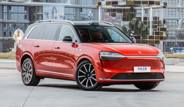 Huawei представил Aito M9: девять экранов, три проектора и 2 кВт звука Huawei представил Aito M9: девять экранов, три проектора и 2 кВт звука