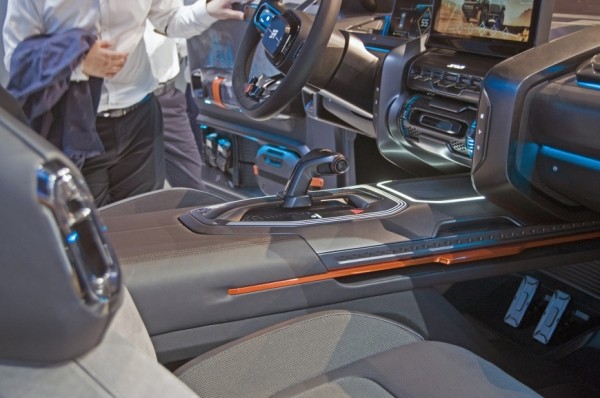 Автоэксперт «За рулем» нашел все оригинальные фишки нового кроссовера Jetour X70 Plus