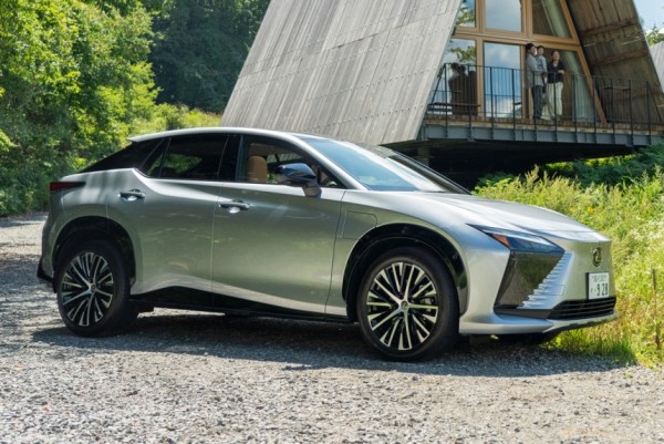 Переднеприводный Lexus RZ: меньше мощность и больше запас хода Переднеприводный Lexus RZ: меньше мощность и больше запас хода