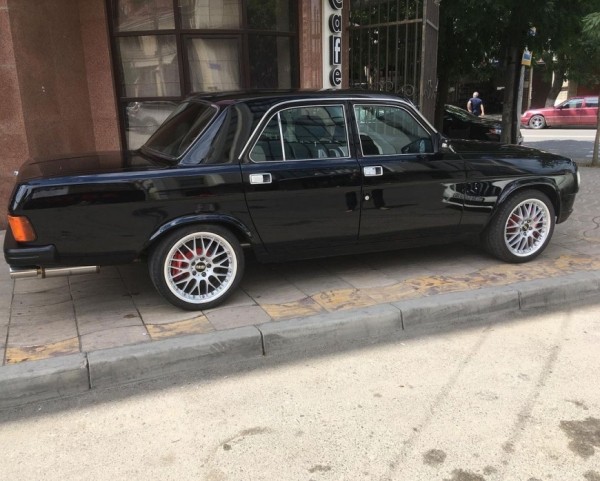 Дагестанские автоэнтузиасты придают классической "Волге" оттенок в стиле Mercedes-Benz Дагестанские автоэнтузиасты придают классической "Волге" оттенок в стиле Mercedes-Benz