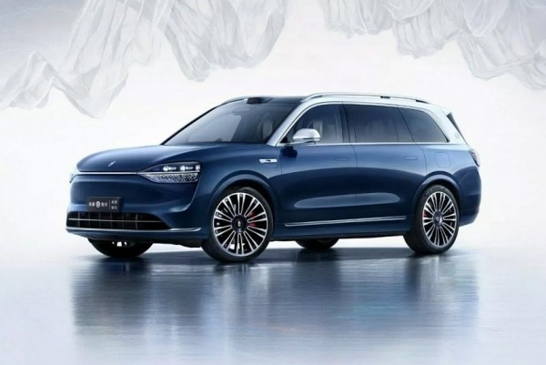 Huawei представил Aito M9: девять экранов, три проектора и 2 кВт звука Huawei представил Aito M9: девять экранов, три проектора и 2 кВт звука