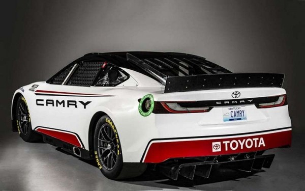 Для серии гонок NASCAR Toyota презентовала производительную Camry XSE Next Gen Для серии гонок NASCAR Toyota презентовала производительную Camry XSE Next Gen