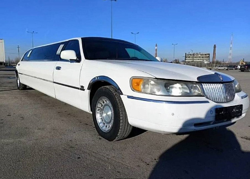 Эксперты «За рулем» организовали тест-драйв для нового седана Hongqi H5 за 4,7 млн рублей Эксперты «За рулем» организовали тест-драйв для нового седана Hongqi H5 за 4,7 млн рублей