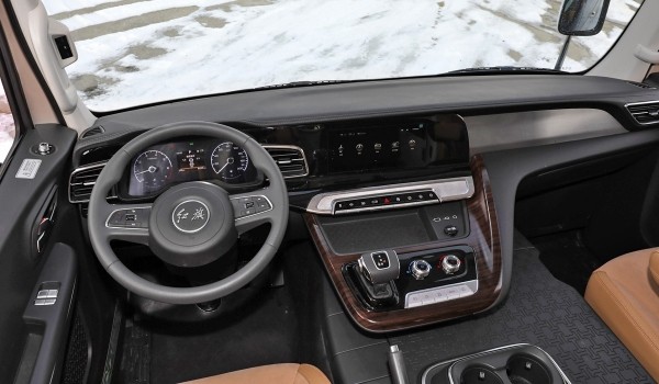 Представлен люкс-автобус Hongqi Guoyue с турбомотором V6 Представлен люкс-автобус Hongqi Guoyue с турбомотором V6