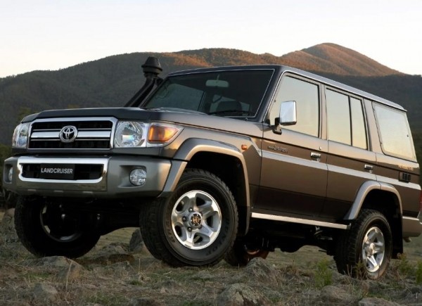 В Россию привезли новые внедорожники Toyota Land Cruiser 76 за 6,4 млн