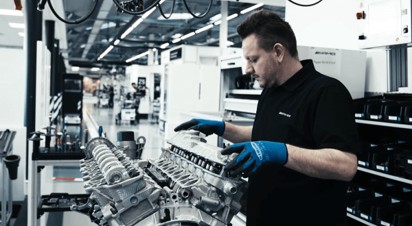 Взгляните на это искусство сборки двигателя от Mercedes-AMG и Pagani