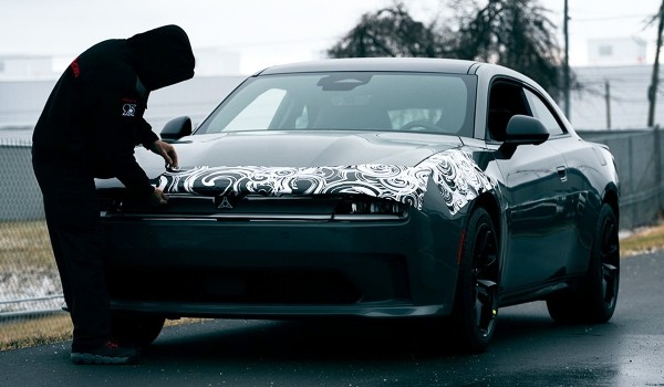 Предсерийный Dodge Charger: без камуфляжа и с ДВС