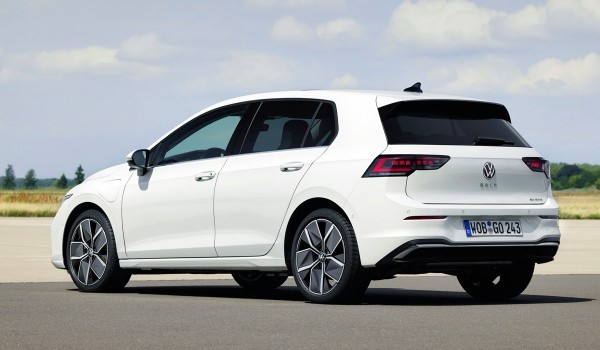 Volkswagen Golf обновлен к 50-летнему юбилею Volkswagen Golf обновлен к 50-летнему юбилею
