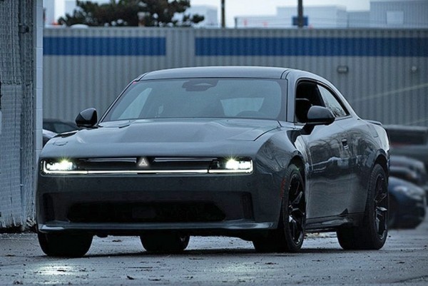 Предсерийный Dodge Charger: без камуфляжа и с ДВС