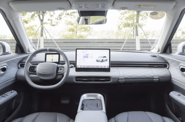 Dongfeng представила бюджетный электромобиль Nammi 01 дешевле миллиона рублей