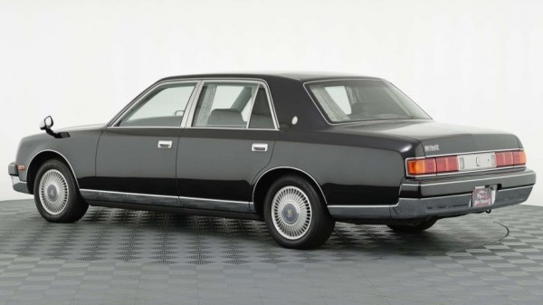 На аукционе продается роскошный Toyota Century с мощным V12 