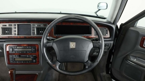 На аукционе продается роскошный Toyota Century с мощным V12 