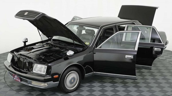 На аукционе продается роскошный Toyota Century с мощным V12 