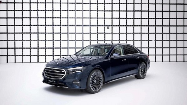 Старинный лимузин Mercedes был вымыт первый раз за десятилетия