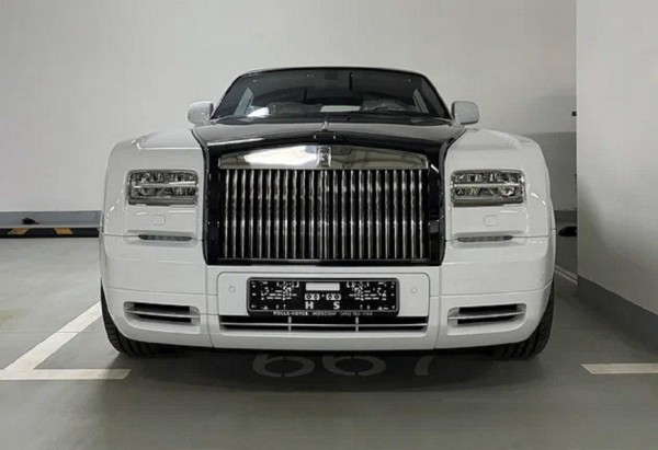 В России выставили на продажу редкий Rolls-Royce Phantom за 155 млн рублей В России выставили на продажу редкий Rolls-Royce Phantom за 155 млн рублей