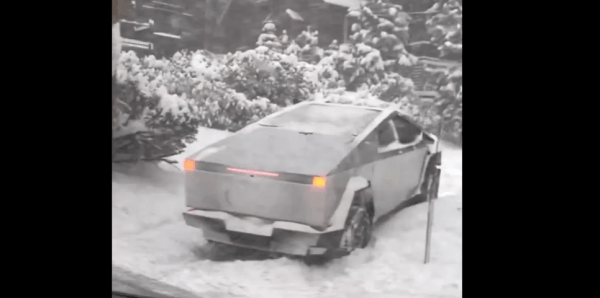 Видео с застрявшим в снегу электропикапом Tesla Cybertruck становится вирусным Видео с застрявшим в снегу электропикапом Tesla Cybertruck становится вирусным