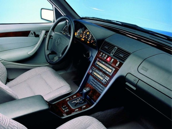 Владелец 30-летнего Mercedes-Benz W202 решил похвалить премиум-авто за надежность Владелец 30-летнего Mercedes-Benz W202 решил похвалить премиум-авто за надежность