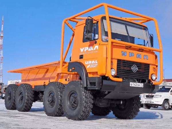 АЗ «Урал» презентовал новый спортивный грузовик на льду Амура