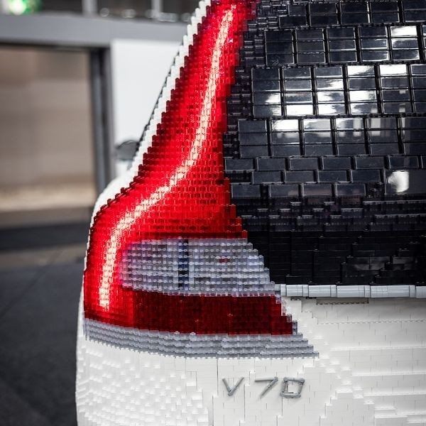 Чтобы сделать Volvo V70 в натуральную величину, потребовалось 350 000 кубиков Lego.