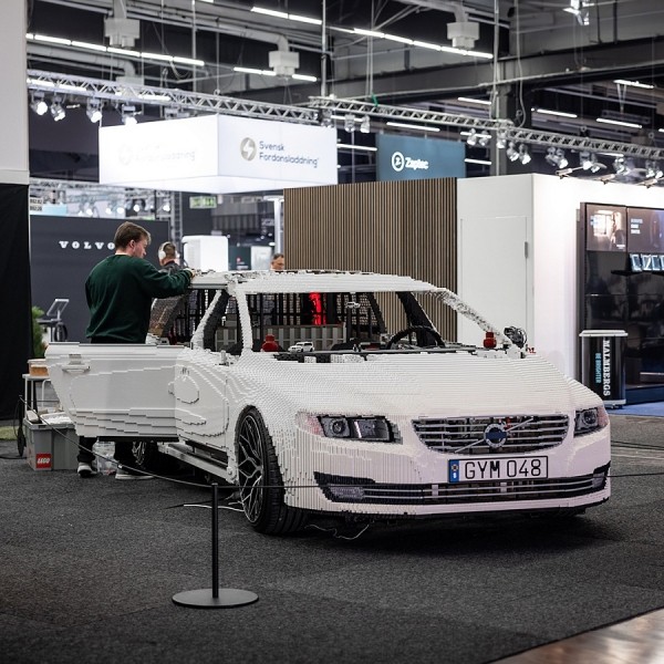 Чтобы сделать Volvo V70 в натуральную величину, потребовалось 350 000 кубиков Lego.
