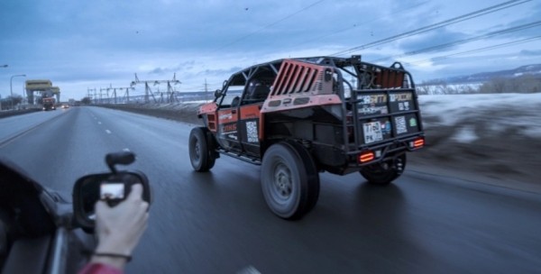 Два энтузиаста преодолели более тысячи километров на открытом багги