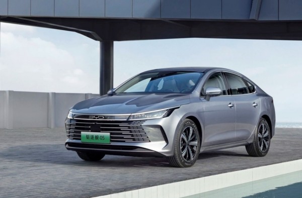 Китайский BYD запустил продажи бюджетного гибридного седана Qin Plus