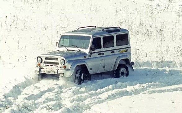 Старый УАЗик ничуть не уступает по проходимости американскому Hummer H2 Старый УАЗик ничуть не уступает по проходимости американскому Hummer H2