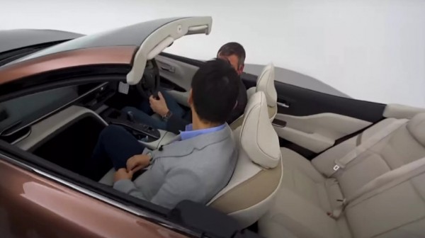 Toyota превратила новый кроссовер Crown в роскошный кабриолет