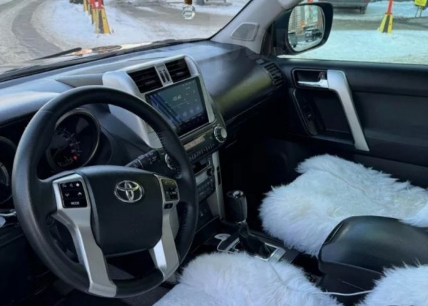 В Барнауле выставили на продажу Toyota Land Cruiser Prado с холодильником за 3,3 млн рублей