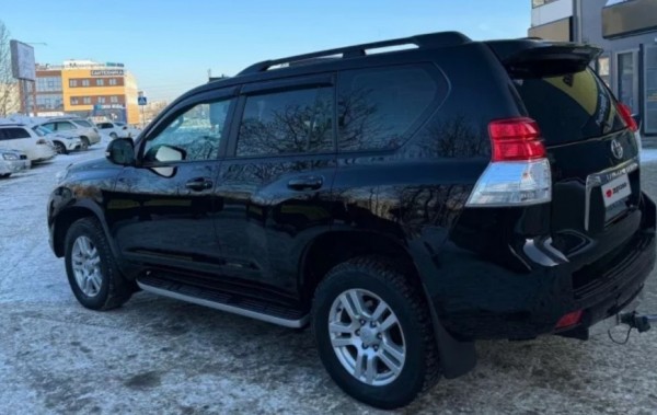 В Барнауле выставили на продажу Toyota Land Cruiser Prado с холодильником за 3,3 млн рублей