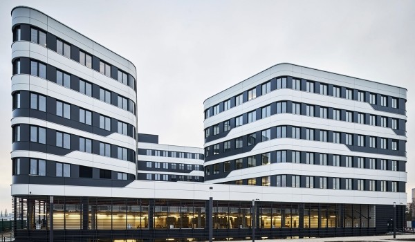 Дайджест дня: обновленный логотип Chery, Renault против Китая и другие события индустрии Дайджест дня: обновленный логотип Chery, Renault против Китая и другие события индустрии