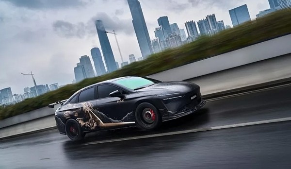 Aion S Max Black Dragon: прямиком из андеграунда Aion S Max Black Dragon: прямиком из андеграунда