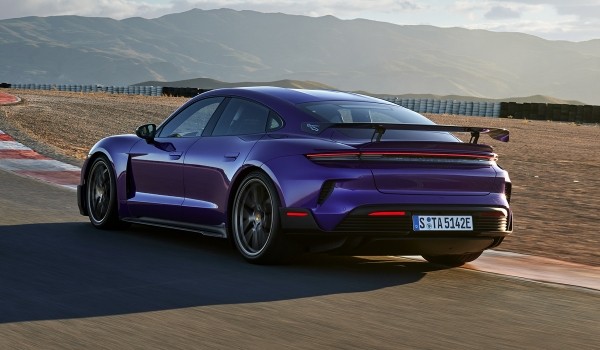 Новый Porsche Taycan Turbo GT стал покорителем гоночных трасс