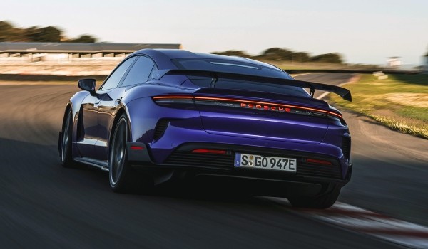 Новый Porsche Taycan Turbo GT стал покорителем гоночных трасс