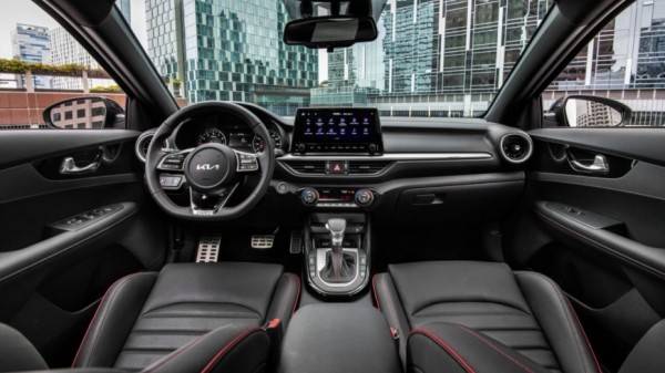 Kia Cerato подешевел на 600 тысяч рублей в России за 2,5 месяца Kia Cerato подешевел на 600 тысяч рублей в России за 2,5 месяца