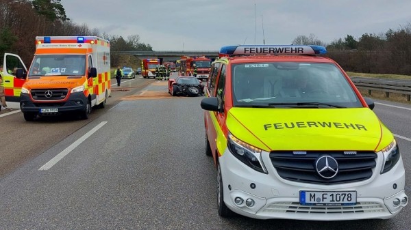 Кто-то угробил дорогущий Ferrari Enzo, двигаясь по немецкому автобану Кто-то угробил дорогущий Ferrari Enzo, двигаясь по немецкому автобану