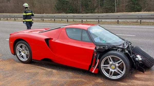 Кто-то угробил дорогущий Ferrari Enzo, двигаясь по немецкому автобану Кто-то угробил дорогущий Ferrari Enzo, двигаясь по немецкому автобану