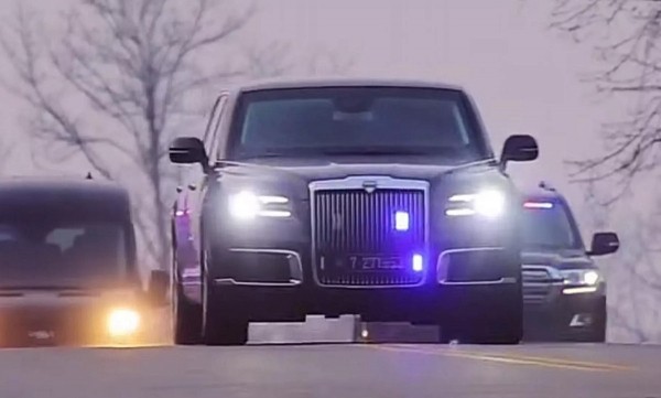 Лидер КНДР Ким Чен Ын пересел на российский лимузин Aurus Senat Лидер КНДР Ким Чен Ын пересел на российский лимузин Aurus Senat