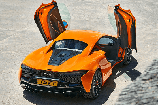 Сможет ли опытный гонщик на медленном авто обогнать суперкар McLaren 765LT 