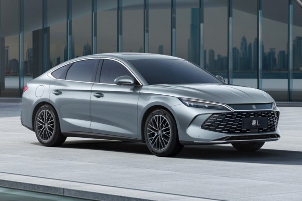 Показан недорогой гибридный седан BYD Qin L Показан недорогой гибридный седан BYD Qin L