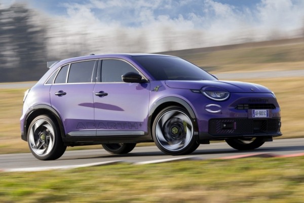 Электрический Abarth 600e показан снаружи и внутри