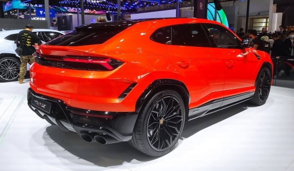 Суперкроссовер Lamborghini Urus стал подзаряжаемым гибридом