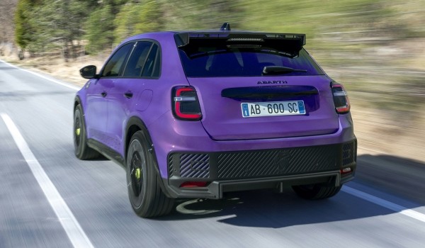 Электрический Abarth 600e показан снаружи и внутри