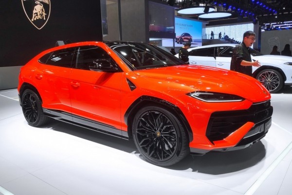 Суперкроссовер Lamborghini Urus стал подзаряжаемым гибридом