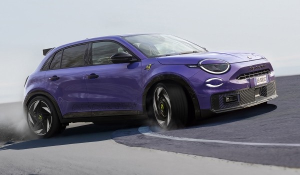 Электрический Abarth 600e показан снаружи и внутри