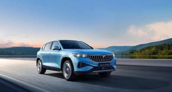 Гибридный кроссовер Voyah Free EVR в России подешевел на 2,5 млн рублей в апреле